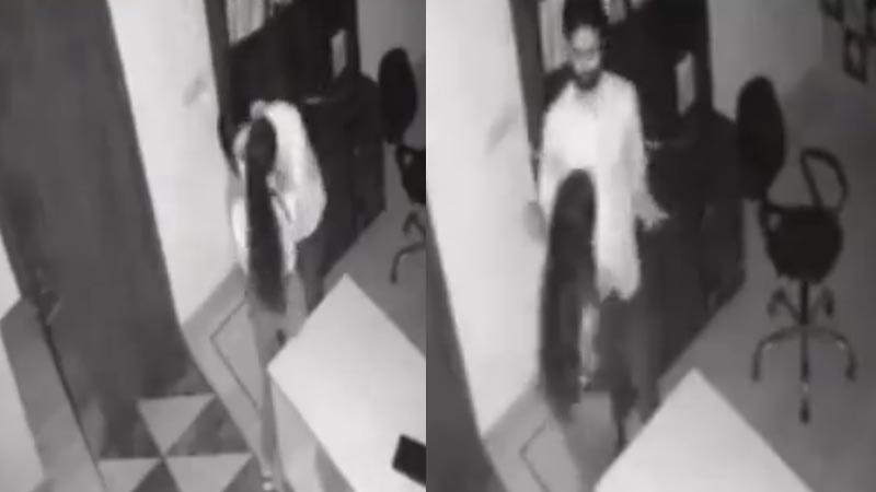 কোচিং সেন্টারে ছাত্রীকে জড়িয়ে ধরে চুমু, অতঃপর... কোচিং সেন্টারে ছাত্রীকে জড়িয়ে ধরে চুমু, অতঃপর...
