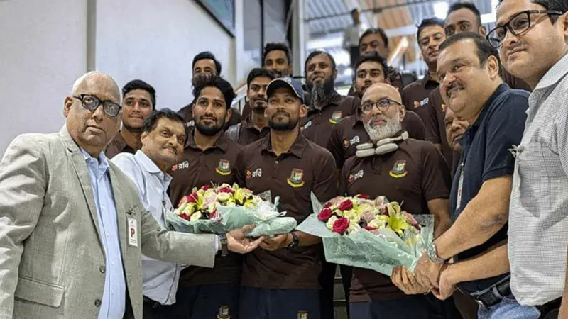 দেশে ফিরে ফুলেল শুভেচ্ছায় সিক্ত ক্রিকেটাররা দেশে ফিরে ফুলেল শুভেচ্ছায় সিক্ত ক্রিকেটাররা