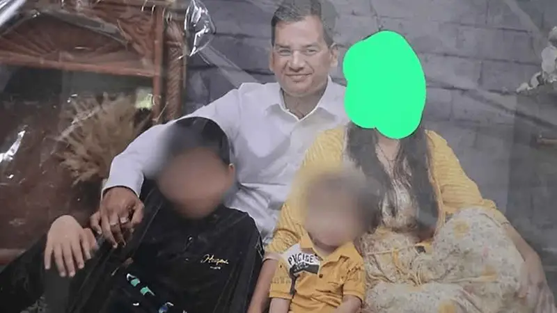 স্ত্রীর পরকীয়া মানতে না পেরে দুই সন্তানকে বিষ খাইয়ে আত্মহত্যা করলেন শিক্ষক স্ত্রীর পরকীয়া মানতে না পেরে দুই সন্তানকে বিষ খাইয়ে আত্মহত্যা করলেন শিক্ষক