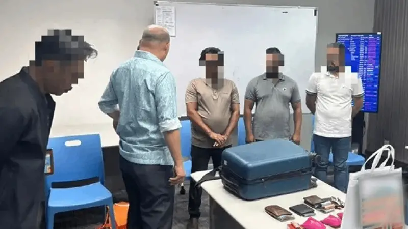 কুয়ালালামপুর বিমানবন্দরে ৪ বাংলাদেশি আটক, কী কারণে? কুয়ালালামপুর বিমানবন্দরে ৪ বাংলাদেশি আটক, কী কারণে?