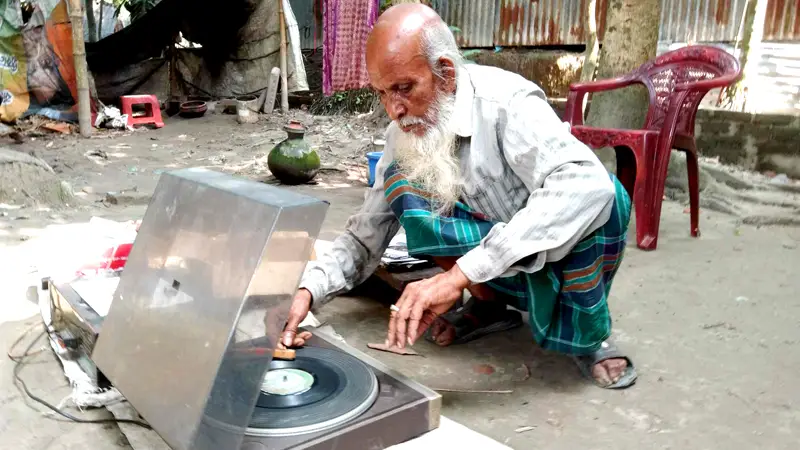 হারানো দিনের কলের গান আকড়ে ধরে আছেন দোহারের আব্দুল আলী