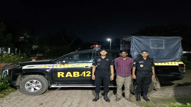 দৌলতপুরে ব্যবসায়ীর টাকা ছিনতাই মামলার আসামি গ্রেফতার দৌলতপুরে ব্যবসায়ীর টাকা ছিনতাই মামলার আসামি গ্রেফতার