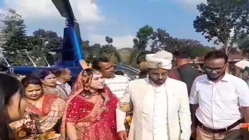 গাইবান্ধায় হেলিকপ্টারে চড়ে বর বিয়ে করতে এলেন গাইবান্ধায় হেলিকপ্টারে চড়ে বর বিয়ে করতে এলেন