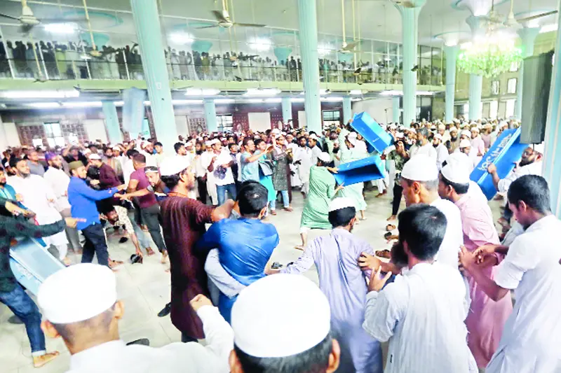 ইমামতিকে কেন্দ্র করে বায়তুল মোকাররমে সংঘর্ষ, ভাঙচুর ইমামতিকে কেন্দ্র করে বায়তুল মোকাররমে সংঘর্ষ, ভাঙচুর