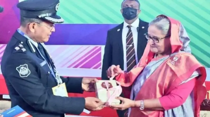 হাসিনার পাশবিক চরিত্রের মুখোশ উন্মোচন করলেন সাবেক আইজিপি মামুন হাসিনার পাশবিক চরিত্রের মুখোশ উন্মোচন করলেন সাবেক আইজিপি মামুন