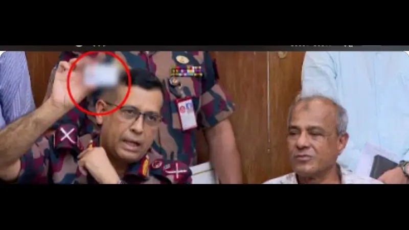 নিজেদের শরণার্থী বাংলাদেশে ঢুকাচ্ছে ভারত! বিজিবি’র মহাপরিচালক দেখালেন ভারতের শরণার্থীদের আইডি কার্ড নিজেদের শরণার্থী বাংলাদেশে ঢুকাচ্ছে ভারত! বিজিবি’র মহাপরিচালক দেখালেন ভারতের শরণার্থীদের আইডি কার্ড