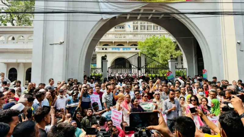 ইশরাককে মেয়র পদে শপথ করানোর দাবিতে নগরভবনের সামনে হাজারো ঢাকাবাসীর বিক্ষোভ ইশরাককে মেয়র পদে শপথ করানোর দাবিতে নগরভবনের সামনে হাজারো ঢাকাবাসীর বিক্ষোভ