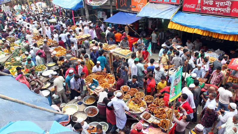 পুরান ঢাকার ইফতার কেন এত জনপ্রিয়? পুরান ঢাকার ইফতার কেন এত জনপ্রিয়?