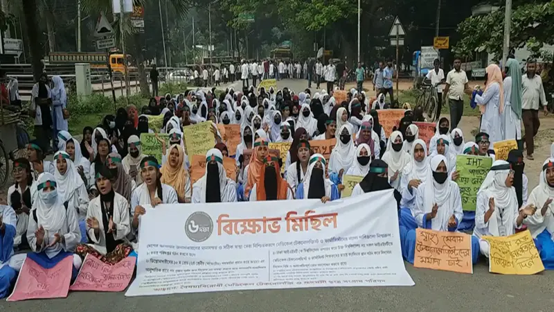 ঝিনাইদহে ৬ দফা দাবিতে শিক্ষার্থীদের বিক্ষোভ ও সড়ক অবরোধ ঝিনাইদহে ৬ দফা দাবিতে শিক্ষার্থীদের বিক্ষোভ ও সড়ক অবরোধ