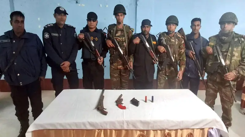 ঝিনাইদহে যৌথ বাহিনীর অভিযানে ৩টি আগ্নেয়াস্ত্র উদ্ধার