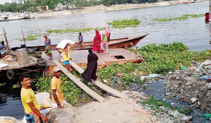 না’গঞ্জে ফায়ার ঘাটের পন্টুন ও সিঁড়ি  নড়বড়ে