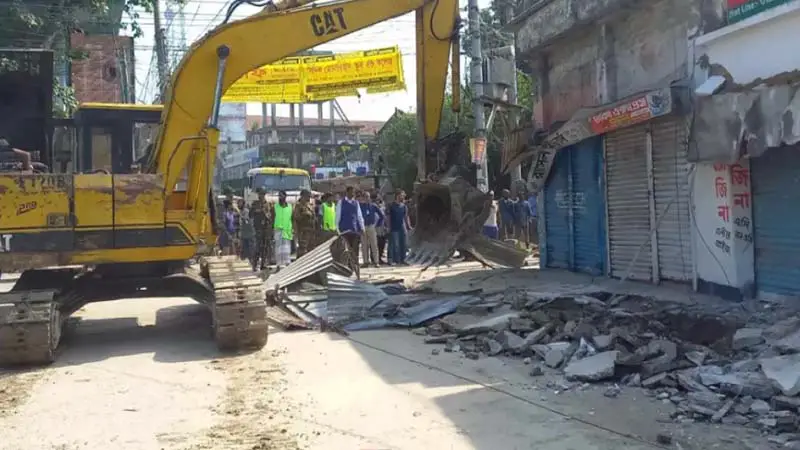 শহরের যানজট কমাতে চলছে উচ্ছেদ অভিযান শহরের যানজট কমাতে চলছে উচ্ছেদ অভিযান
