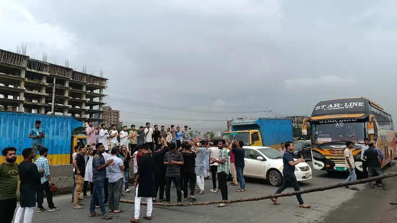 গোপালগঞ্জে এনসিপির কেন্দ্রীয় নেতাকর্মীদের ওপর হামলার প্রতিবাদে নারায়ণগঞ্জে মহাসড়ক অবরোধ করে বিক্ষোভ গোপালগঞ্জে এনসিপির কেন্দ্রীয় নেতাকর্মীদের ওপর হামলার প্রতিবাদে নারায়ণগঞ্জে মহাসড়ক অবরোধ করে বিক্ষোভ