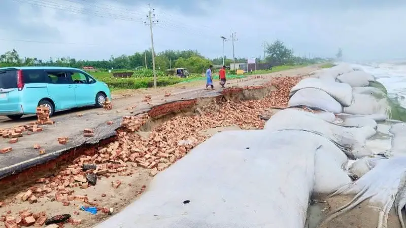 কক্সবাজারে ঢেউয়ের আঘাতে মেরিন ড্রাইভে ভাঙ্গন কক্সবাজারে ঢেউয়ের আঘাতে মেরিন ড্রাইভে ভাঙ্গন