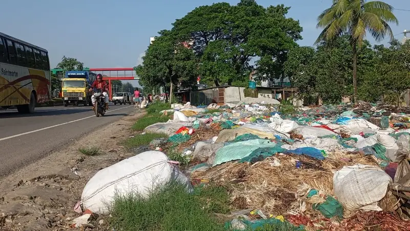 ময়লার ভাগাড়ে অসুস্থ হয়ে পড়ছে শিক্ষার্থী ও এলাকাবাসী ময়লার ভাগাড়ে অসুস্থ হয়ে পড়ছে শিক্ষার্থী ও এলাকাবাসী