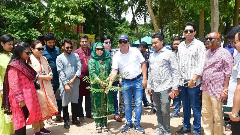 পদ্মাপাড়ে বৃক্ষরোপণে সৌন্দর্য বাড়ছে ‘পদ্মাপুলক’ পর্যটন কেন্দ্রে