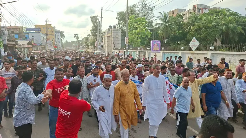 ফ্যাসিষ্টরা সুযোগ পেলে ঢাল অস্ত্র নিয়ে সাধারণ মানুষের ওপর ঝাঁপিয়ে পড়তে পারে ফ্যাসিষ্টরা সুযোগ পেলে ঢাল অস্ত্র নিয়ে সাধারণ মানুষের ওপর ঝাঁপিয়ে পড়তে পারে