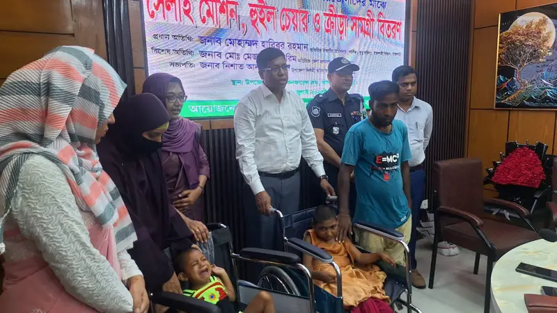 আদমদীঘিতে হুইল চেয়ার, সেলাই মেশিন বিতরণ করলেন রাজশাহী বিভাগীয় কমিশনার আদমদীঘিতে হুইল চেয়ার, সেলাই মেশিন বিতরণ করলেন রাজশাহী বিভাগীয় কমিশনার