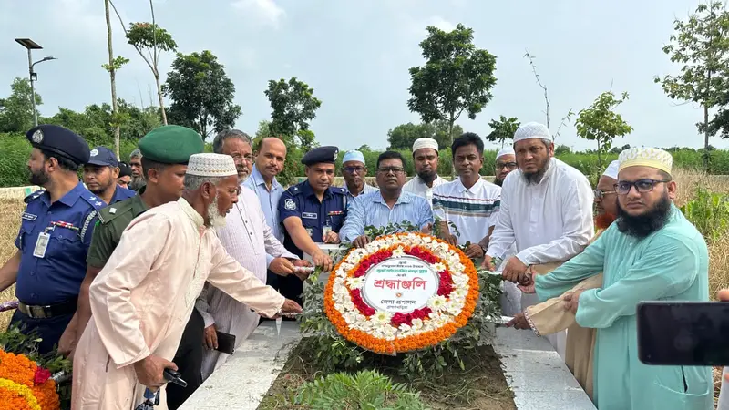 নবীনগরে ৫শহীদের সমাধিতে জেলা প্রশাসনের পক্ষ থেকে শ্রদ্ধাঞ্জলি নবীনগরে ৫শহীদের সমাধিতে জেলা প্রশাসনের পক্ষ থেকে শ্রদ্ধাঞ্জলি