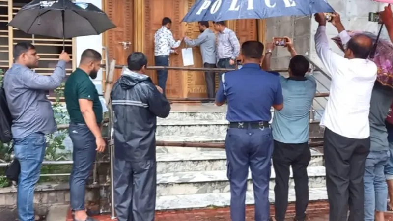 শাজাহান খানের মেয়ের সম্পদের বিবরণী চেয়ে দরজায় দুদকের নোটিশ শাজাহান খানের মেয়ের সম্পদের বিবরণী চেয়ে দরজায় দুদকের নোটিশ