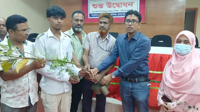 মুকসুদপুরে কৃষক পরিবারের শিক্ষার্থীদের মাঝে গাছের চারা বিতরণ মুকসুদপুরে কৃষক পরিবারের শিক্ষার্থীদের মাঝে গাছের চারা বিতরণ