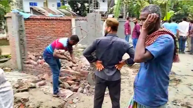 দিনদুপুরে ভোলা জেলা প্রশাসকের বাসভবনের বাউন্ডারি ভাঙচুর 