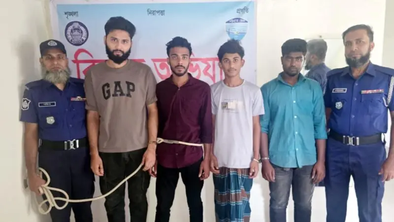 ফেসবুক ফাঁদে পা দিয়ে অপহরণের শিকার যুবক, গ্রেপ্তার ৪ ফেসবুক ফাঁদে পা দিয়ে অপহরণের শিকার যুবক, গ্রেপ্তার ৪