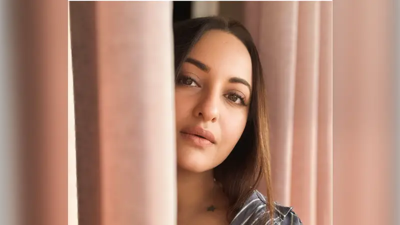 ‘আমি চ্যালেঞ্জ চাই!’ – থ্রিলার নিয়ে ফিরছেন রুপালি পর্দায়: সোনাক্ষী সিনহা ‘আমি চ্যালেঞ্জ চাই!’ – থ্রিলার নিয়ে ফিরছেন রুপালি পর্দায়: সোনাক্ষী সিনহা
