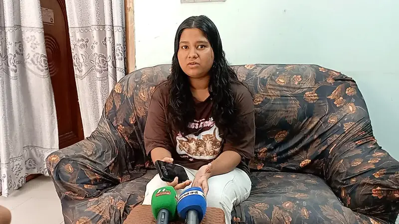 আমি জানালার পাশে বসে ছিলাম হঠাৎ যেন আকাশটা আগুন হয়ে গেল