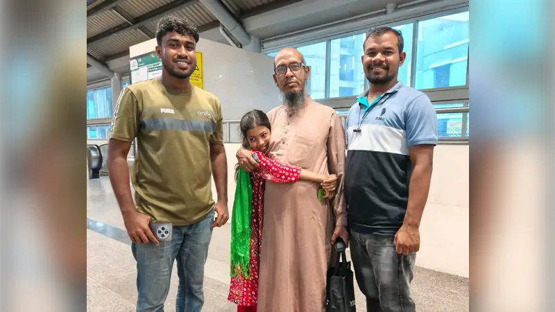 মেট্রো স্টেশনে মেয়েকে হারিয়ে অসহায় বাবা, দুই তরুণের মানবিকতায় অবশেষে হাসি মিলল কাজীপাড়াতে! মেট্রো স্টেশনে মেয়েকে হারিয়ে অসহায় বাবা, দুই তরুণের মানবিকতায় অবশেষে হাসি মিলল কাজীপাড়াতে!