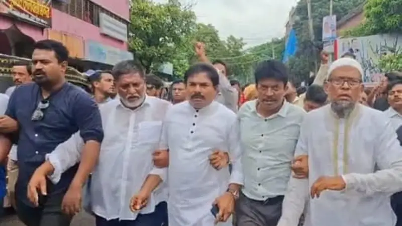 একে আজাদের বাড়িতে হামলা: আদালতে ১৫ বিএনপি নেতাকর্মীর জামিন একে আজাদের বাড়িতে হামলা: আদালতে ১৫ বিএনপি নেতাকর্মীর জামিন