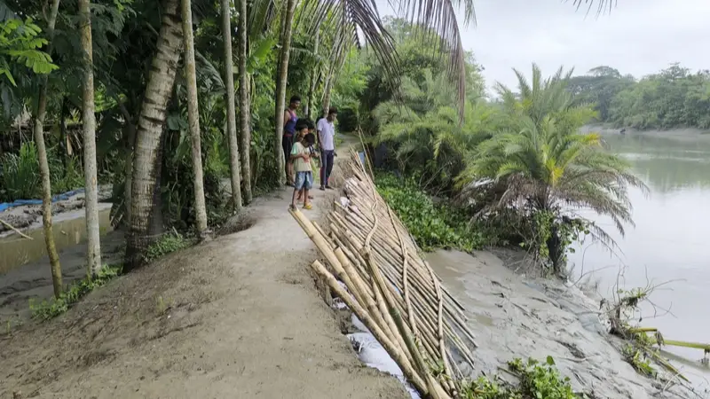 মজুতখালী নদীর বাঁধ ভাঙনের শঙ্কা, আতঙ্কে তিন গ্রামের শত শত মানুষ মজুতখালী নদীর বাঁধ ভাঙনের শঙ্কা, আতঙ্কে তিন গ্রামের শত শত মানুষ