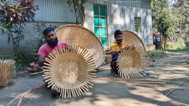 হারিয়ে যাচ্ছে শতবর্ষের ঐতিহ্য: কুমিল্লায় ধ্বংসের মুখে ২০০ বছরের বাঁশ-বেত শিল্প হারিয়ে যাচ্ছে শতবর্ষের ঐতিহ্য: কুমিল্লায় ধ্বংসের মুখে ২০০ বছরের বাঁশ-বেত শিল্প