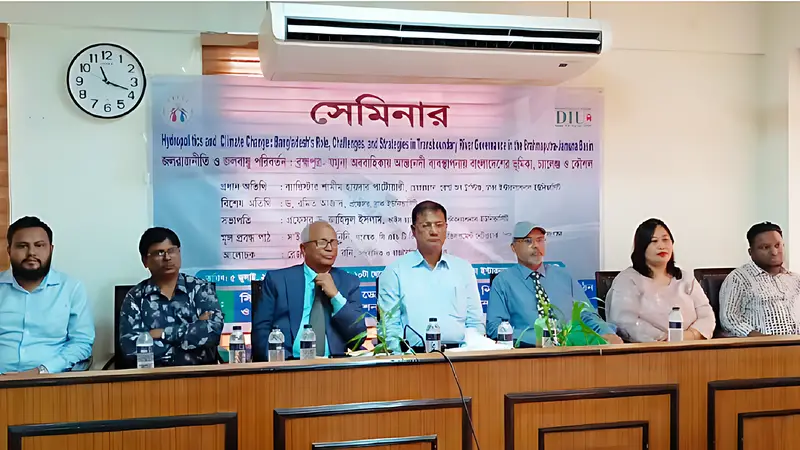 ঢাকা ইন্টারন্যাশনাল ইউনিভার্সিটিতে ‘জলবায়ু পরিবর্তন ও জল রাজনীতি’ নিয়ে গোল-টেবিল আলোচনা ঢাকা ইন্টারন্যাশনাল ইউনিভার্সিটিতে ‘জলবায়ু পরিবর্তন ও জল রাজনীতি’ নিয়ে গোল-টেবিল আলোচনা