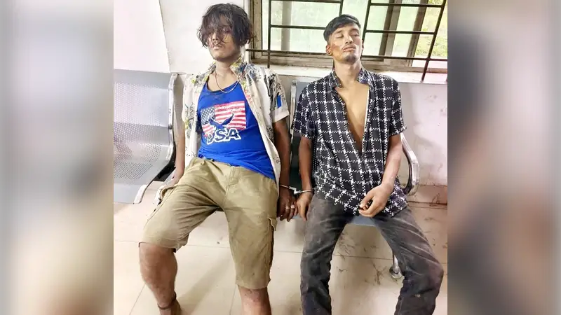 টঙ্গীতে গণপিটুনিতে দুই ছিনতাইকারী গুরুতর আহত, ৬ ছিনতাইকারী গ্রেপ্তার টঙ্গীতে গণপিটুনিতে দুই ছিনতাইকারী গুরুতর আহত, ৬ ছিনতাইকারী গ্রেপ্তার