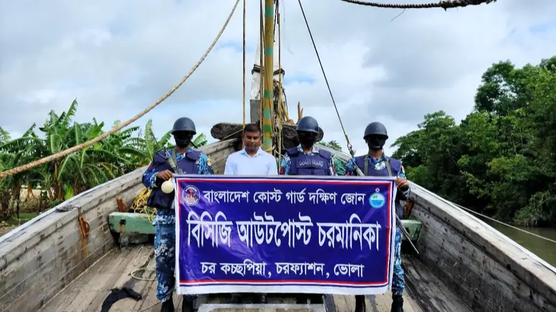 পটুয়াখালী-ভোলায় কোস্টগার্ডের অভিযান: অবৈধ ট্রলিং বোটসহ ৯ জেলে আটক পটুয়াখালী-ভোলায় কোস্টগার্ডের অভিযান: অবৈধ ট্রলিং বোটসহ ৯ জেলে আটক