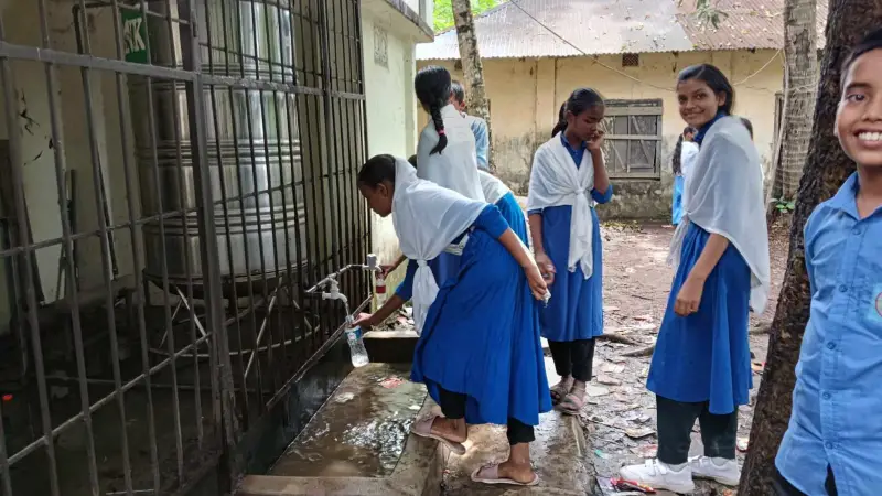 সীতাকুণ্ডে সুপেয় পানির সংকট: তীব্র ভোগান্তিতে হাজার হাজার শিক্ষার্থী সীতাকুণ্ডে সুপেয় পানির সংকট: তীব্র ভোগান্তিতে হাজার হাজার শিক্ষার্থী