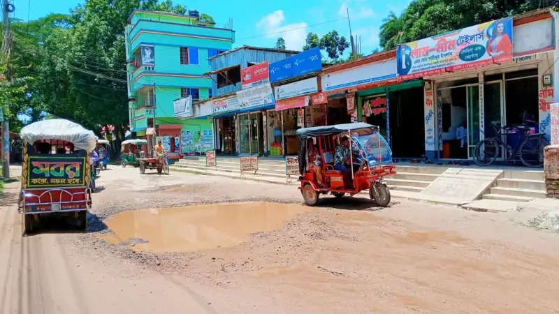 কুড়িগ্রাম পৌরসভার সবুজপাড়া মোড়ে রাস্তার বেহাল দশা: জনদুর্ভোগ চরমে কুড়িগ্রাম পৌরসভার সবুজপাড়া মোড়ে রাস্তার বেহাল দশা: জনদুর্ভোগ চরমে