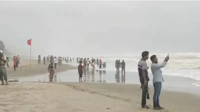 বৈরী আবহাওয়ায় উত্তাল কক্সবাজার সমুদ্র সৈকত : বাধা মানছে না পর্যটকরা বৈরী আবহাওয়ায় উত্তাল কক্সবাজার সমুদ্র সৈকত : বাধা মানছে না পর্যটকরা