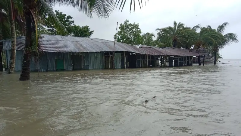 চরফ্যাশনে নিম্নাঞ্চল প্লাবিত, দুই শতাধিক ঘরবাড়ি বিধস্ত চরফ্যাশনে নিম্নাঞ্চল প্লাবিত, দুই শতাধিক ঘরবাড়ি বিধস্ত