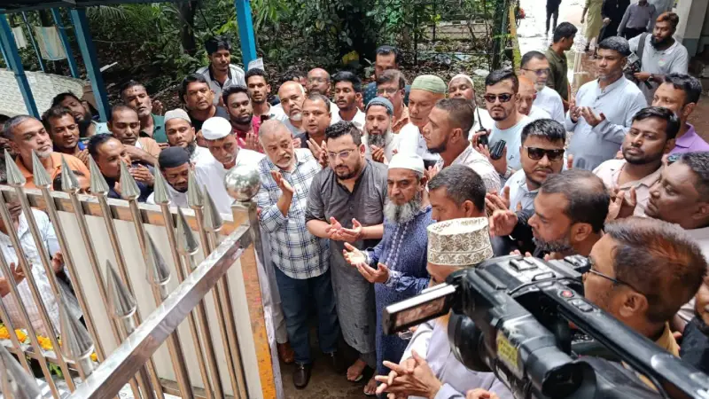 সাবেক হুইপ সৈয়দ ওয়াহিদুল আলমের কবর জিয়ারতে ব্যারিস্টার মীর হেলাল সাবেক হুইপ সৈয়দ ওয়াহিদুল আলমের কবর জিয়ারতে ব্যারিস্টার মীর হেলাল