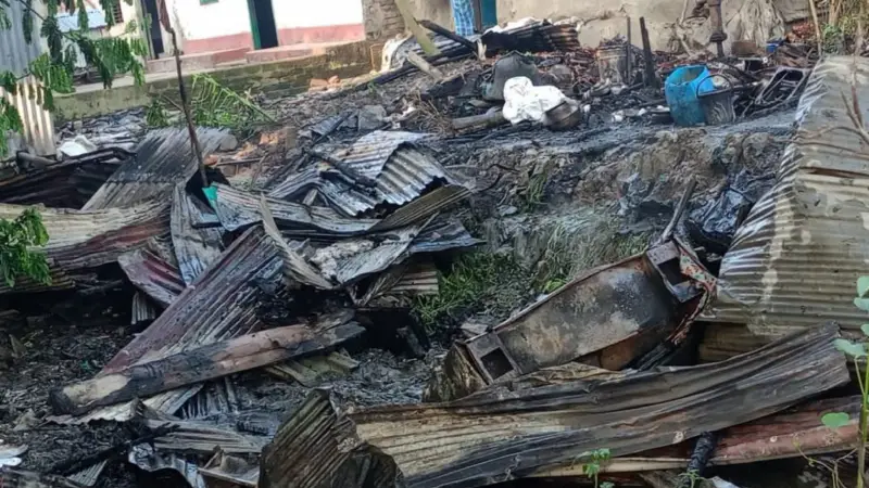 ঈদের সকালে চট্টগ্রামের আনোয়ারায় অগ্নিকাণ্ডে দগ্ধ বাবা-মেয়ে ঈদের সকালে চট্টগ্রামের আনোয়ারায় অগ্নিকাণ্ডে দগ্ধ বাবা-মেয়ে