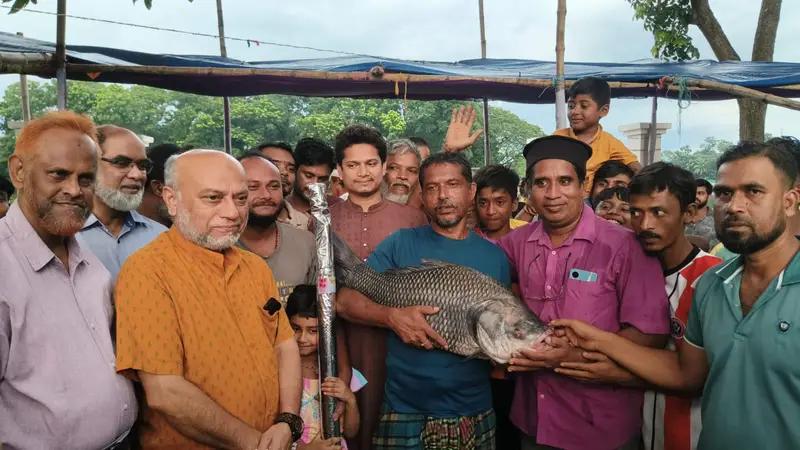 বাকৃবিতে মৎস্য শিকার প্রতিযোগিতায় বিজয়ীদের মধ্যে পুরস্কার বিতরণ বাকৃবিতে মৎস্য শিকার প্রতিযোগিতায় বিজয়ীদের মধ্যে পুরস্কার বিতরণ