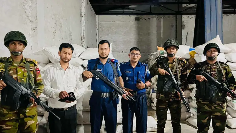 সিরাজগঞ্জে যৌথ বাহিনীর অভিযান: কোটি টাকার সরকারি চাল জব্দ, আটক ৮ সিরাজগঞ্জে যৌথ বাহিনীর অভিযান: কোটি টাকার সরকারি চাল জব্দ, আটক ৮