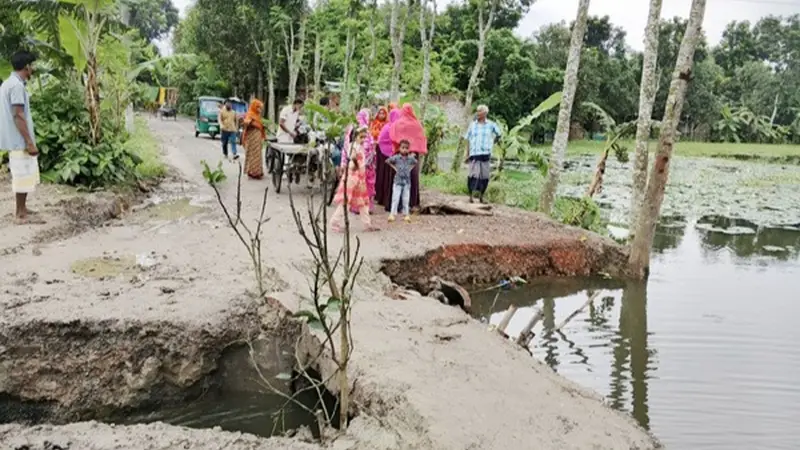 চারঘাটের নন্দনগাছী-বানেশ্বর সড়কে ভাঙন: জনদুর্ভোগ চরমে, দ্রুত সমাধানের দাবি চারঘাটের নন্দনগাছী-বানেশ্বর সড়কে ভাঙন: জনদুর্ভোগ চরমে, দ্রুত সমাধানের দাবি