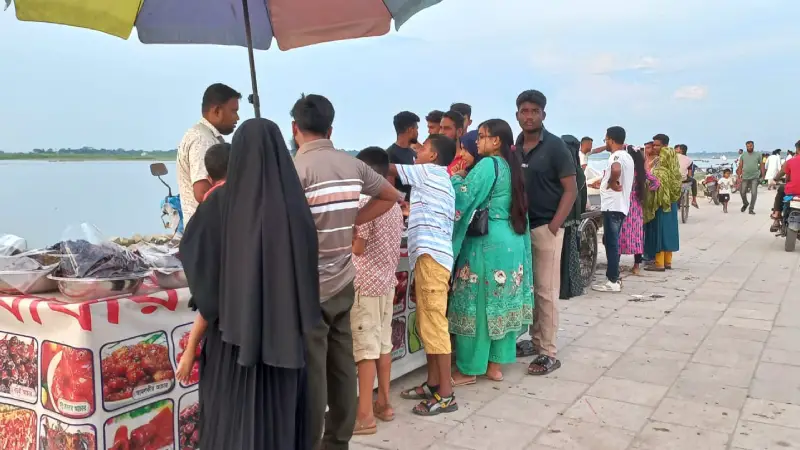 ভ্রমণ পিপাসুদের বিনোদনের প্রিয় স্থান পদ্মার বেড়িবাঁধ ভ্রমণ পিপাসুদের বিনোদনের প্রিয় স্থান পদ্মার বেড়িবাঁধ