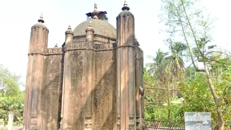 দেশের সবচেয়ে ছোট এক গম্বুজ মসজিদ: যেখানে নামাজ আদায় করতে পারে মাত্র সাত জন মুসল্লি দেশের সবচেয়ে ছোট এক গম্বুজ মসজিদ: যেখানে নামাজ আদায় করতে পারে মাত্র সাত জন মুসল্লি