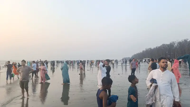 পর্যটকে ভরপুর পারকি সমুদ্র সৈকত পর্যটকে ভরপুর পারকি সমুদ্র সৈকত