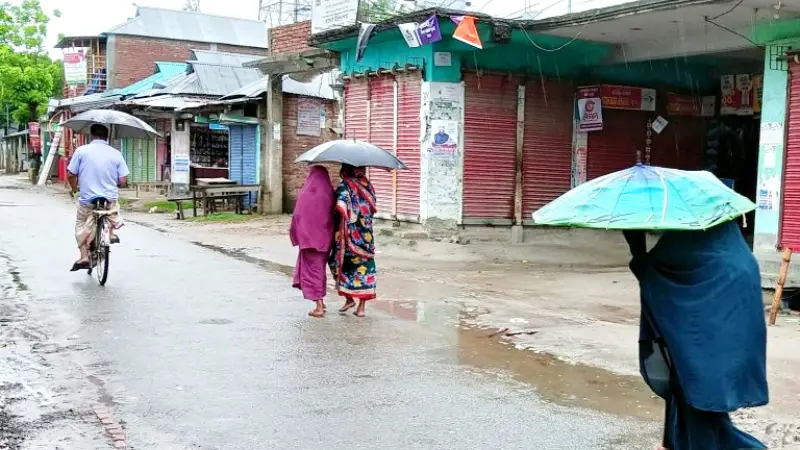 নিম্নচাপের প্রভাবে স্থবির হয়ে পড়েছে মানুষের জীবনযাত্রা নিম্নচাপের প্রভাবে স্থবির হয়ে পড়েছে মানুষের জীবনযাত্রা