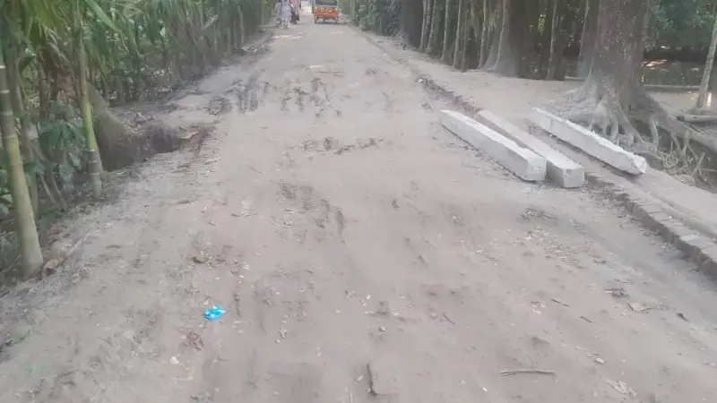 লালমোহন সড়ক সংস্কার বন্ধ, ঠিকাদারের অবহেলায় ক্ষোভে ফুঁসে উঠেছে স্থানীয়রা লালমোহন সড়ক সংস্কার বন্ধ, ঠিকাদারের অবহেলায় ক্ষোভে ফুঁসে উঠেছে স্থানীয়রা